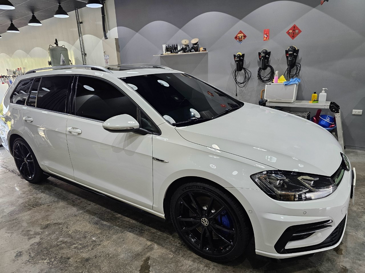 Read more about the article 台中大雅汽車玻璃鍍膜梅雨季限時優惠，全車玻璃鍍膜只要$2500，讓行車視野更清晰！