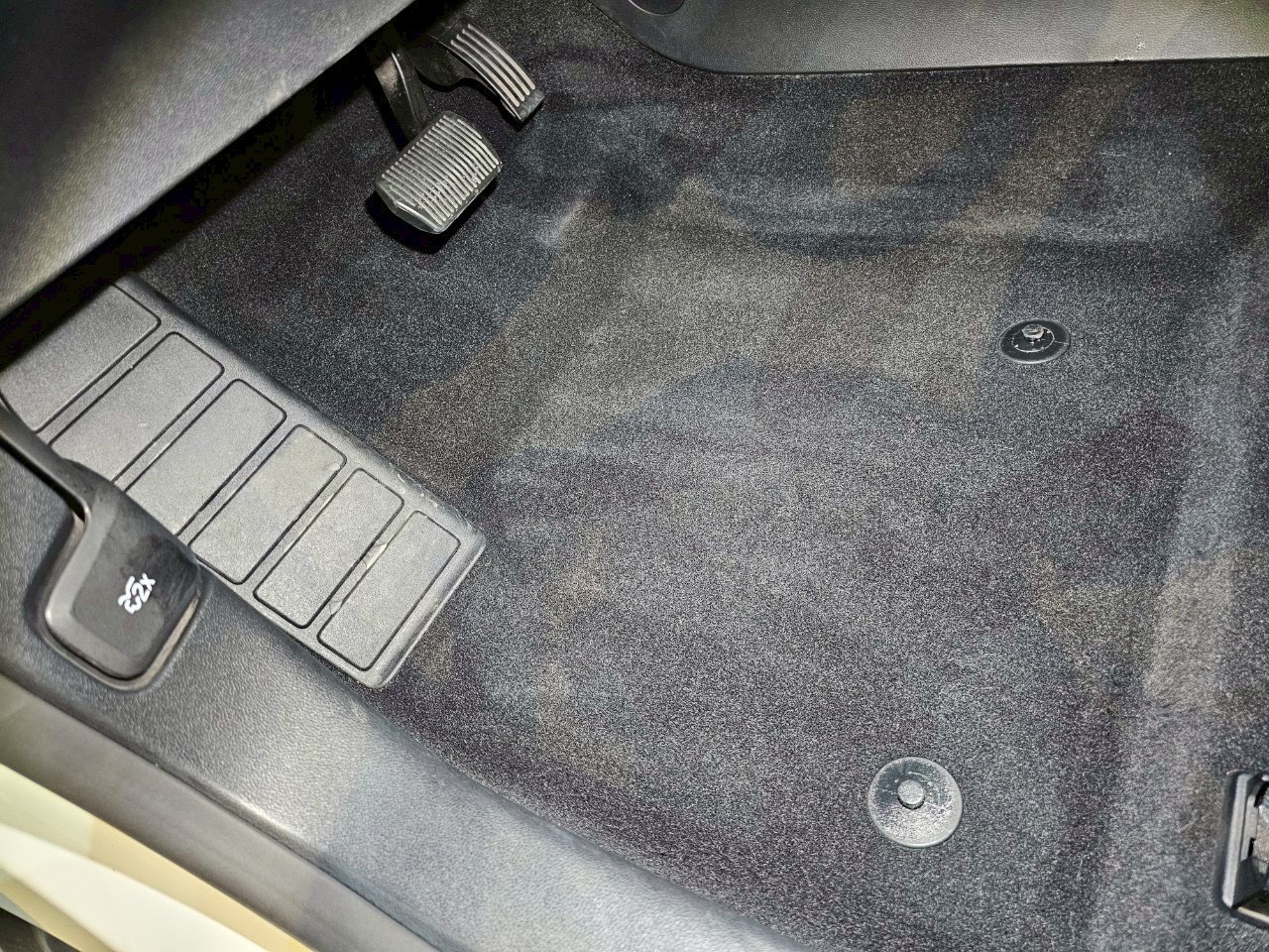 Read more about the article 台中車內打翻牛奶、飲料、咖啡、火鍋怎麼辦？最快處理方式與除臭完整教學